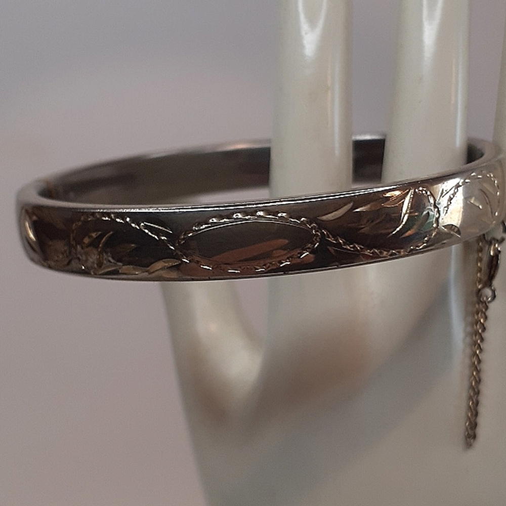 Sarah Coventry Gold Tone Hinged Bangle Bracelet Vintage